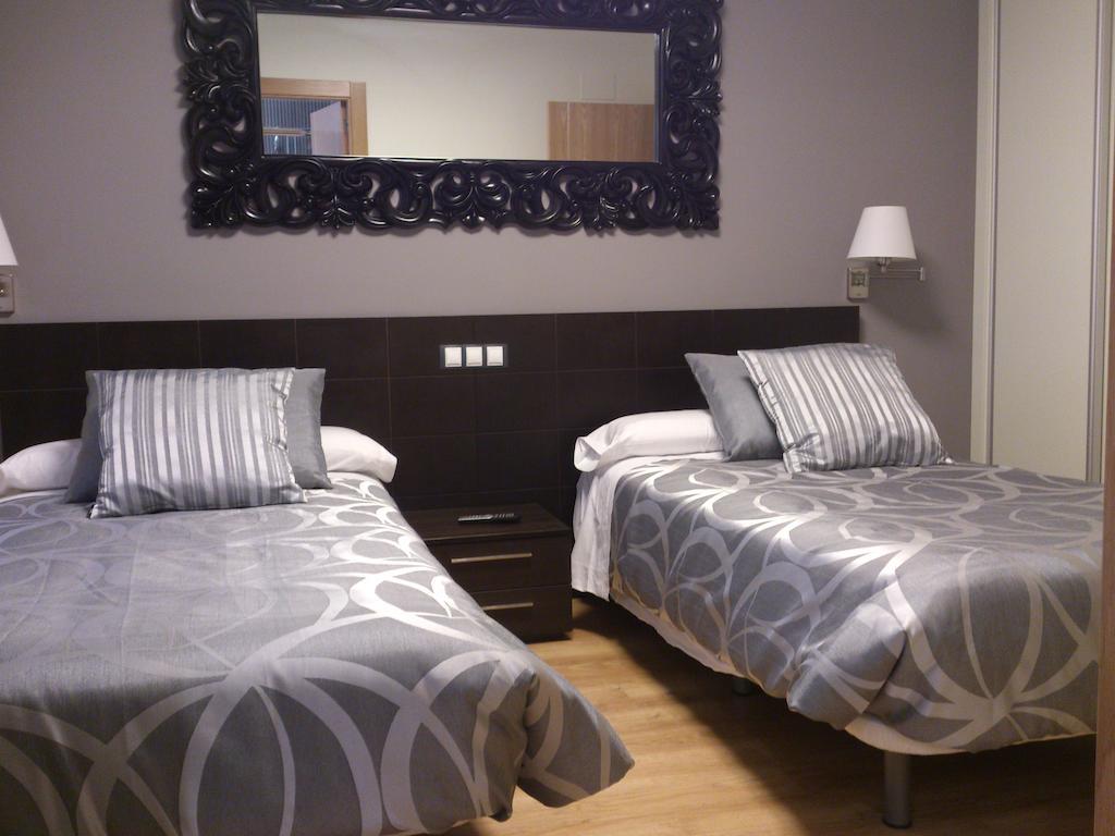 Hostal Restaurante La Muralla Oña Habitación foto