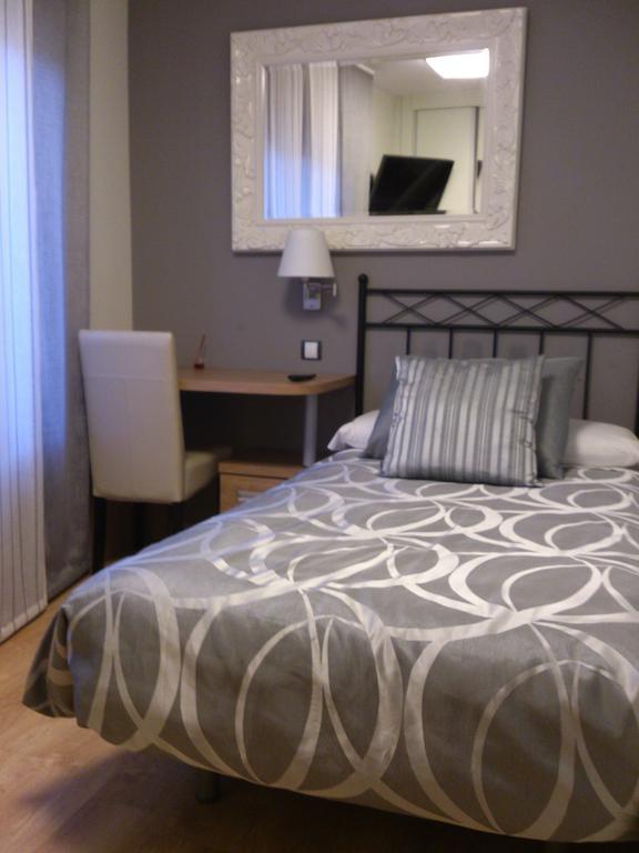 Hostal Restaurante La Muralla Oña Habitación foto